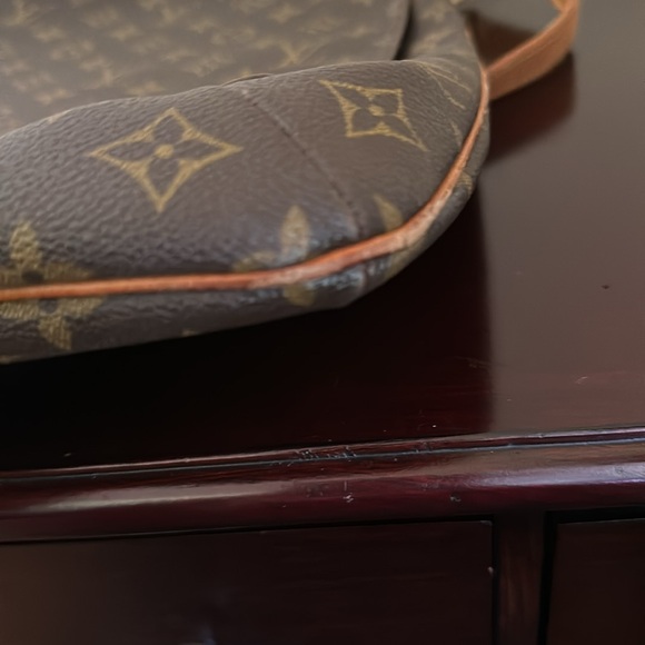 Louis Vuitton bag. Good condition. Comes with COA! - Picture 3 of 13